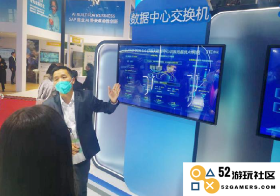 中兴通讯工作人员现场讲解 郭冀川/摄