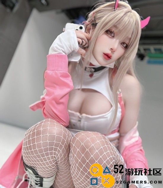 COSPLAY图赏：樱花妹COS《女神妮姬》 白网袜肉腿有点东西