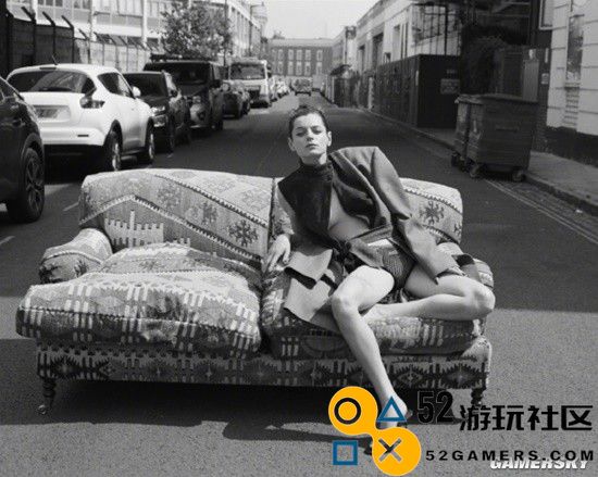 《死侍》女魔头艾玛·科林新写真：棕丝透视装