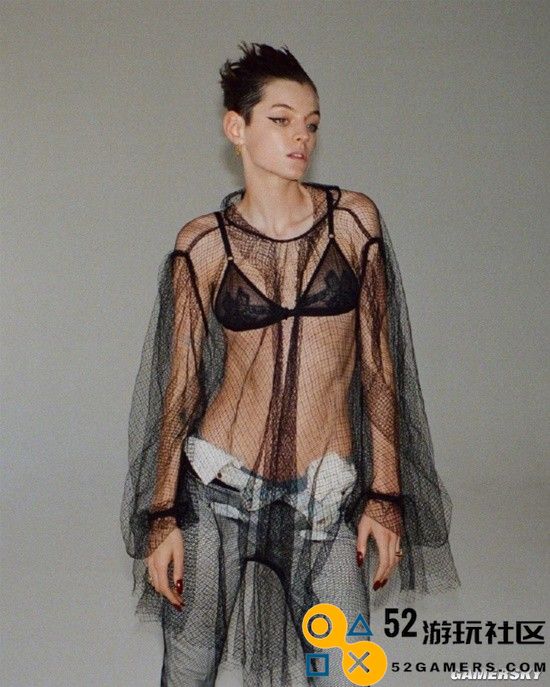 《死侍》女魔头艾玛·科林新写真：棕丝透视装