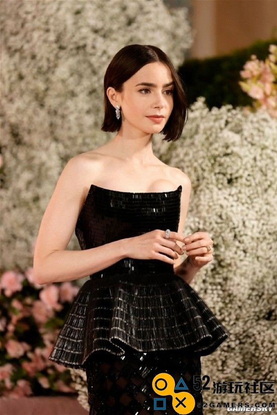 莉莉柯林斯出席《艾米丽在巴黎4》首映无袖黑裙优雅俏皮