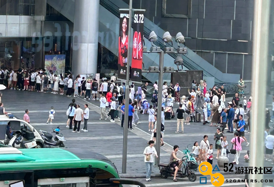 又把联动完成漫展，原神x法国娇兰成都线下活动开启，现场人山人海