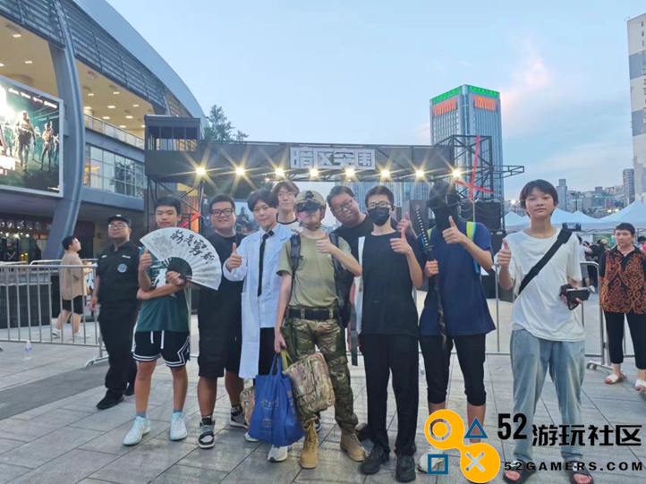 在重庆，我见到了酷暑都盖不住的《暗区突围》玩家
