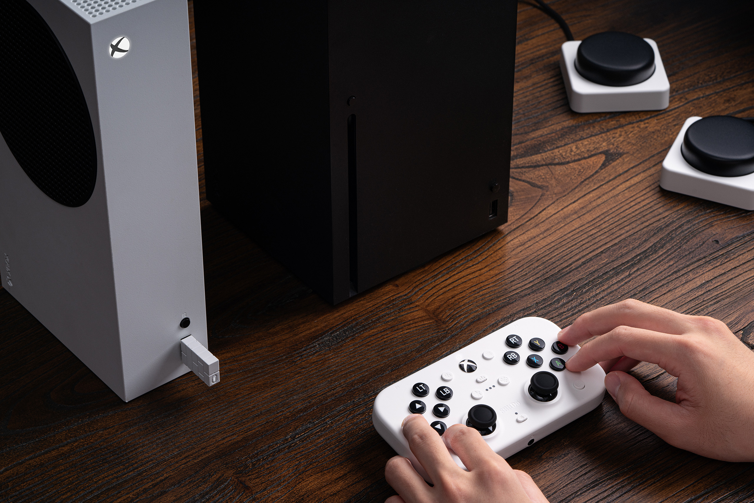 独一无二的创意与爱，八位堂 Lite SE Xbox 轻力版手柄发布