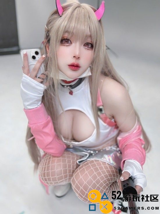 COSPLAY图赏：樱花妹COS《女神妮姬》，白色网袜搭配肉腿魅力无限