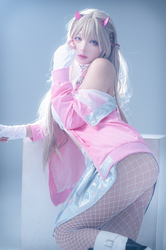 COSPLAY图赏：樱花妹COS《女神妮姬》，白色网袜搭配肉腿魅力无限