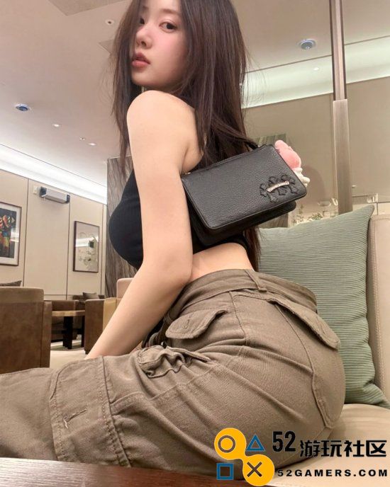 《剑星》伊芙全新时尚照片：粉色吊带搭配眼镜的女孩谁会不喜欢呢？