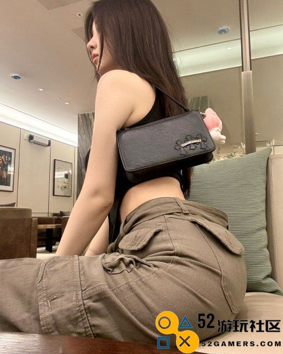 《剑星》伊芙全新时尚照片：粉色吊带搭配眼镜的女孩谁会不喜欢呢？