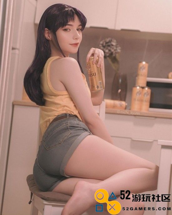 COSPLAY图赏：俄罗斯小姐姐COS《EVA》葛城美里身穿热裤与背心魅力四射