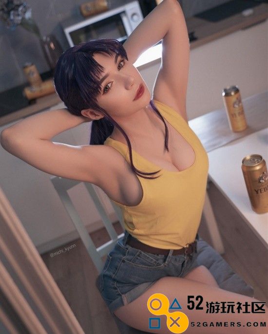 COSPLAY图赏：俄罗斯小姐姐COS《EVA》葛城美里身穿热裤与背心魅力四射
