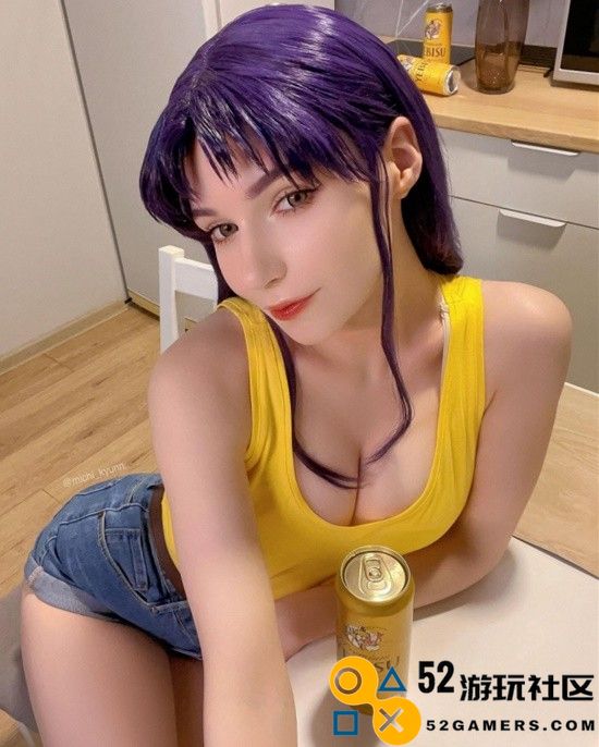 COSPLAY图赏：俄罗斯小姐姐COS《EVA》葛城美里身穿热裤与背心魅力四射