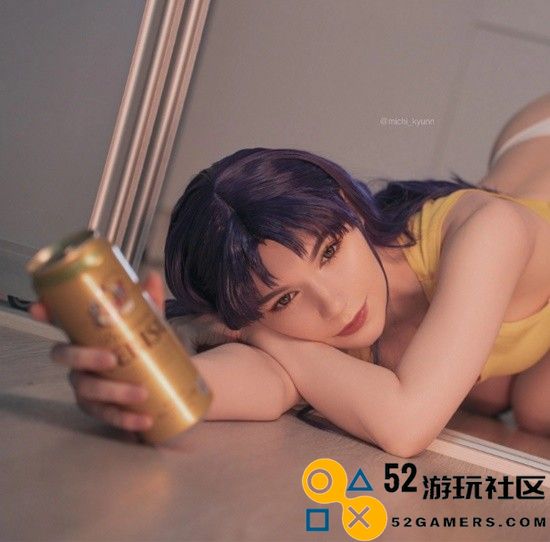 COSPLAY图赏：俄罗斯小姐姐COS《EVA》葛城美里身穿热裤与背心魅力四射