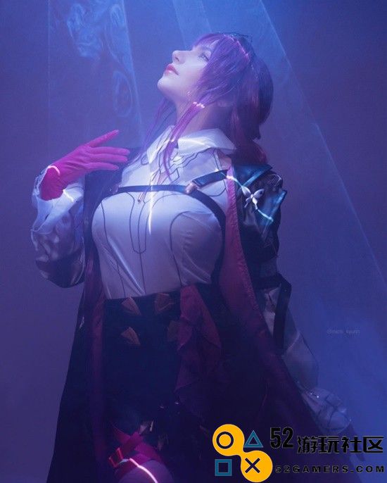 COSPLAY图赏：俄罗斯小姐姐COS《EVA》葛城美里身穿热裤与背心魅力四射