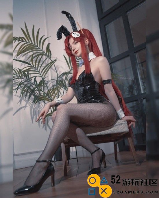COSPLAY图赏：俄罗斯小姐姐COS《EVA》葛城美里身穿热裤与背心魅力四射
