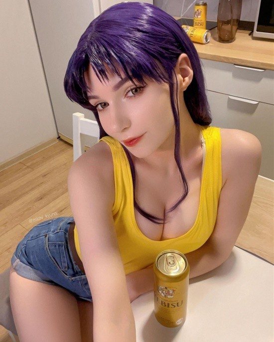 COSPLAY图赏：俄罗斯小姐姐COS《EVA》葛城美里 身穿热裤与背心魅力四射