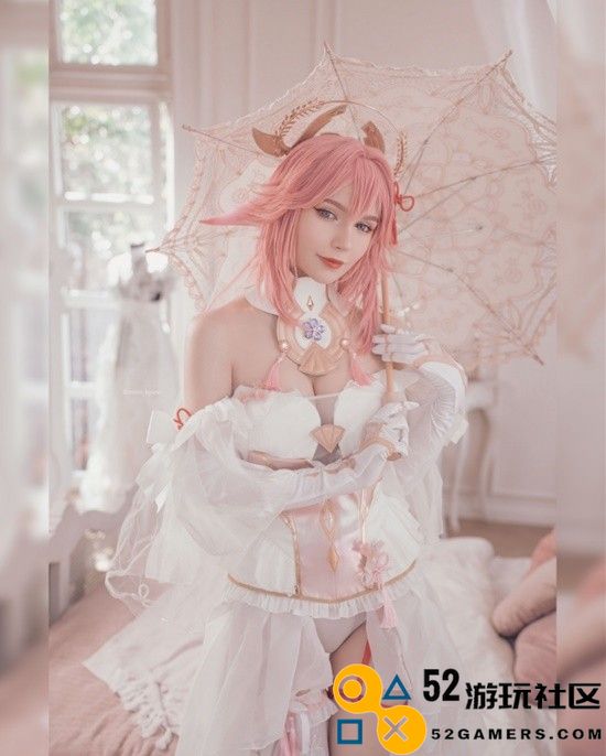 COSPLAY图赏：俄罗斯小姐姐COS《EVA》葛城美里身穿热裤与背心魅力四射