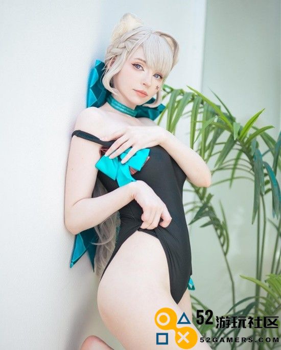 COSPLAY美图欣赏：艾什莉身穿《FF7RE》泳装装扮爱丽丝纤细身材尽显魅力