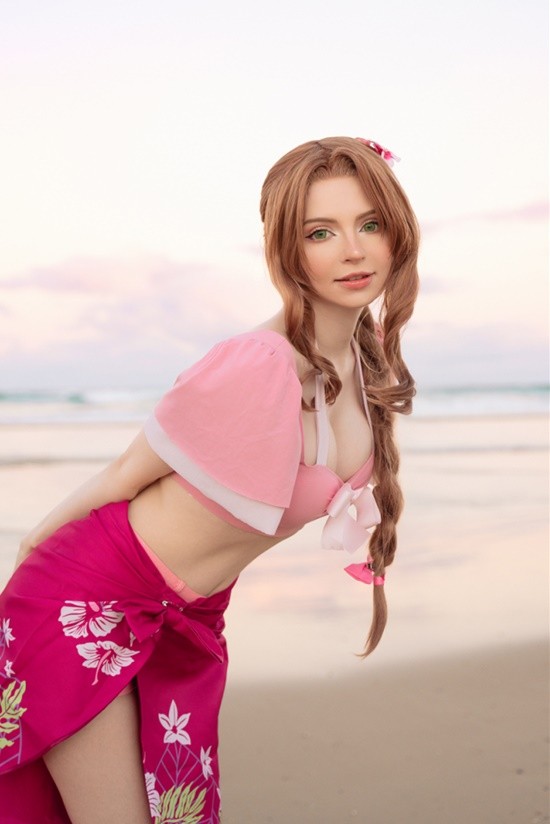 COSPLAY美图欣赏：艾什莉身穿《FF7RE》泳装装扮爱丽丝 纤细身材尽显魅力