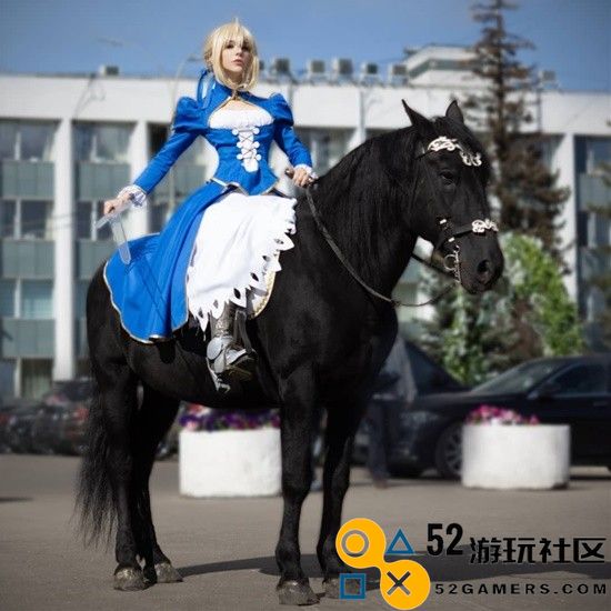 COSPLAY精彩赏析：俄妹化身《Fate》Saber泳装版呆毛王引人注目