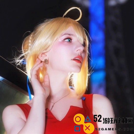 COSPLAY精彩赏析：俄妹化身《Fate》Saber泳装版呆毛王引人注目