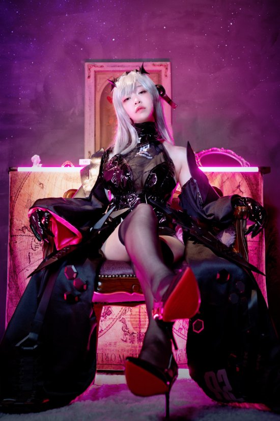 《妮姬胜利女神》游戏画师全新COS作品曝光：身材完美还原角色魅力!