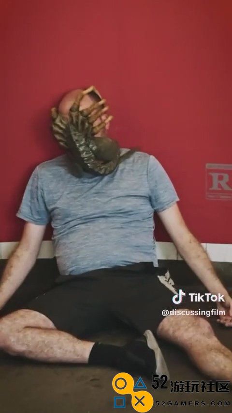 《异形:夺命舰》中抱脸虫入侵纽约，路人惊慌失措全身抽搐惨状曝光