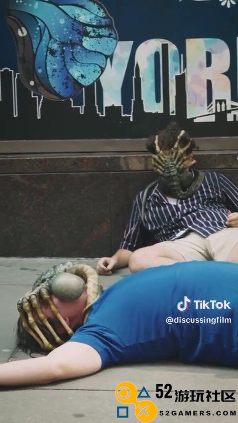 《异形:夺命舰》中抱脸虫入侵纽约，路人惊慌失措全身抽搐惨状曝光