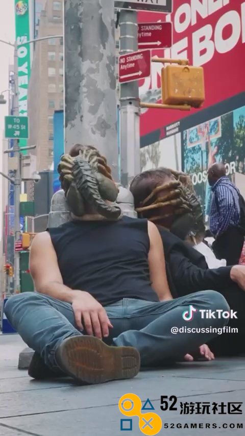 《异形:夺命舰》中抱脸虫入侵纽约，路人惊慌失措全身抽搐惨状曝光