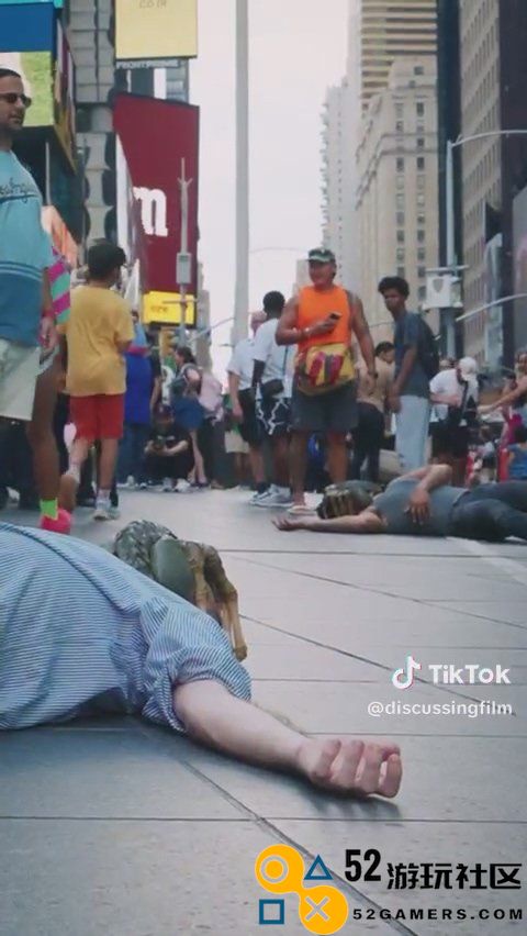 《异形:夺命舰》中抱脸虫入侵纽约，路人惊慌失措全身抽搐惨状曝光