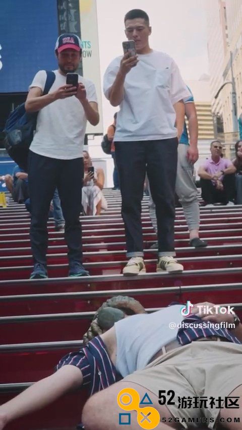 《异形:夺命舰》中抱脸虫入侵纽约，路人惊慌失措全身抽搐惨状曝光