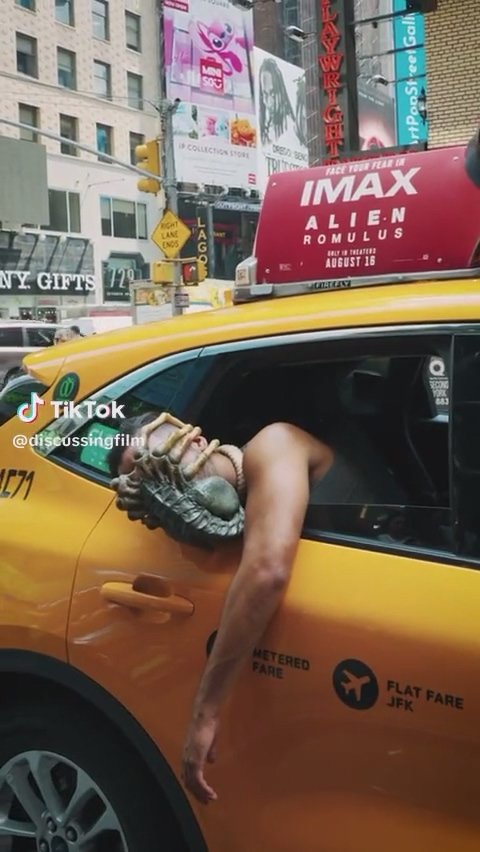 《异形:夺命舰》中抱脸虫入侵纽约，路人惊慌失措全身抽搐惨状曝光