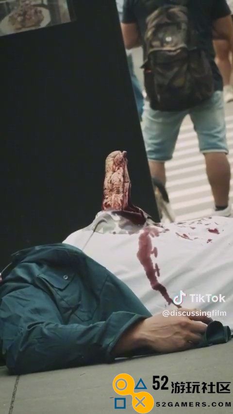 《异形:夺命舰》中抱脸虫入侵纽约，路人惊慌失措全身抽搐惨状曝光