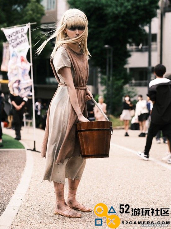 《进击的巨人》始祖奶奶惊现街头？她阴郁的厌世表情让人心生恐惧