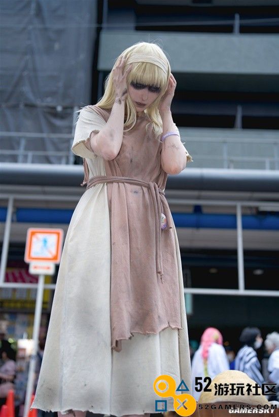 《进击的巨人》始祖奶奶惊现街头？她阴郁的厌世表情让人心生恐惧