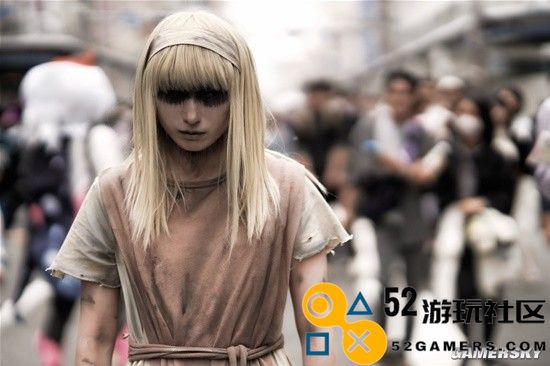 《进击的巨人》始祖奶奶惊现街头？她阴郁的厌世表情让人心生恐惧