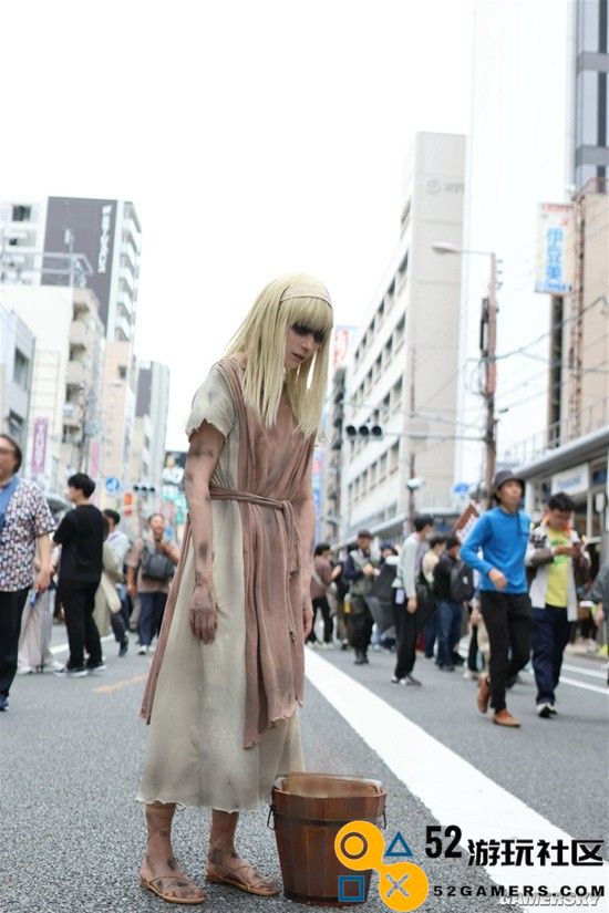 《进击的巨人》始祖奶奶惊现街头？她阴郁的厌世表情让人心生恐惧