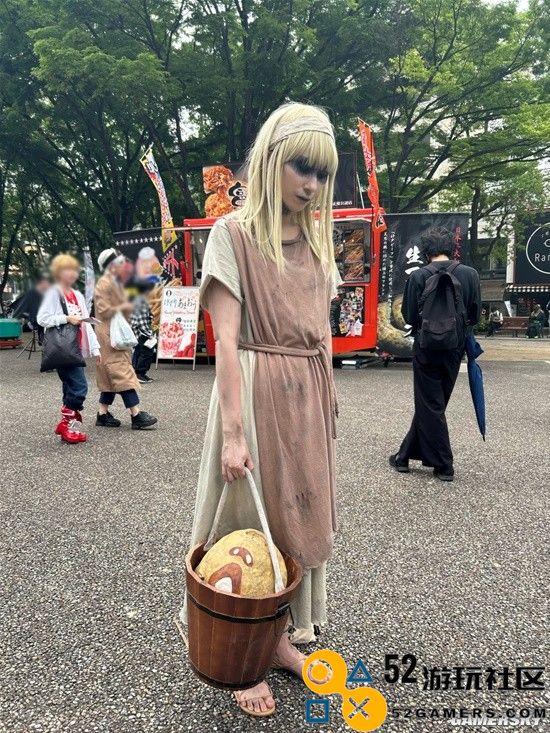 《进击的巨人》始祖奶奶惊现街头？她阴郁的厌世表情让人心生恐惧