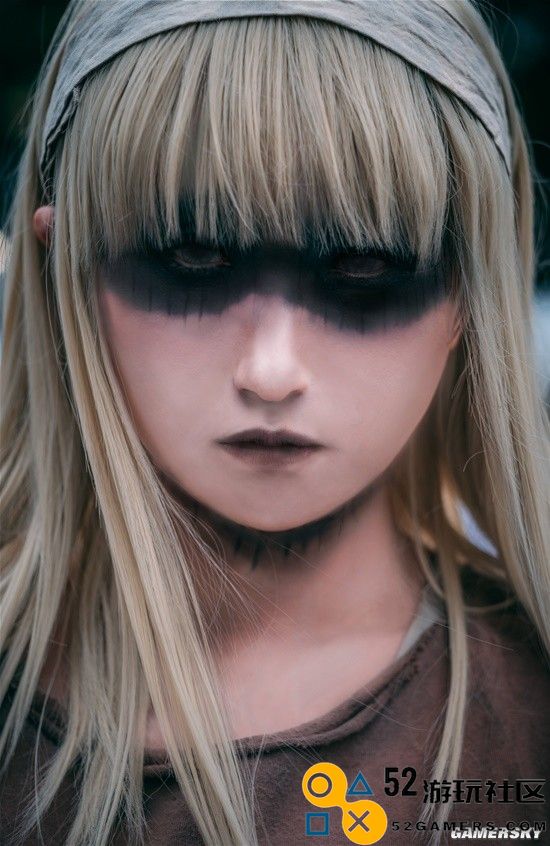 《进击的巨人》始祖奶奶惊现街头？她阴郁的厌世表情让人心生恐惧