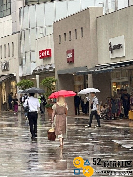 《进击的巨人》始祖奶奶惊现街头？她阴郁的厌世表情让人心生恐惧