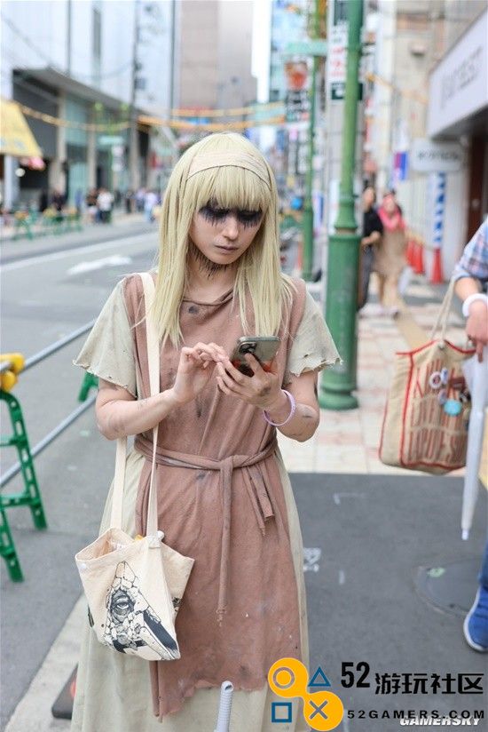 《进击的巨人》始祖奶奶惊现街头？她阴郁的厌世表情让人心生恐惧