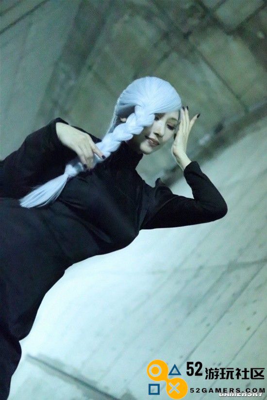 《进击的巨人》始祖奶奶惊现街头？她阴郁的厌世表情让人心生恐惧