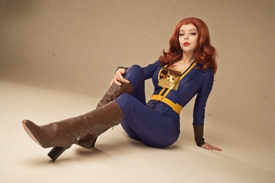 COSPLAY图赏：俄罗斯姑娘COS《辐射》女性角色 性感身材紧身衣展现完美曲线