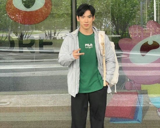 《LOL》职业选手TheShy对运动员张博恒表示：希望能有机会一起畅玩！