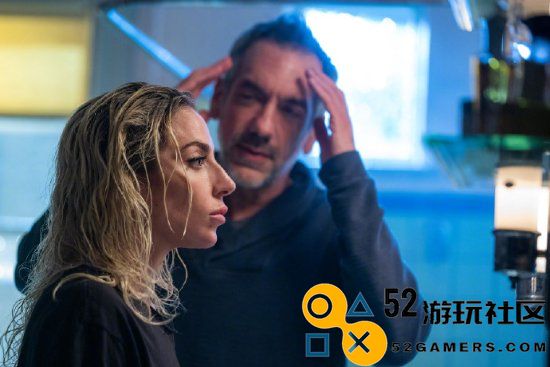 《小丑2：双重妄想》新剧照曝光：小丑与好友共同展现狂热魅力