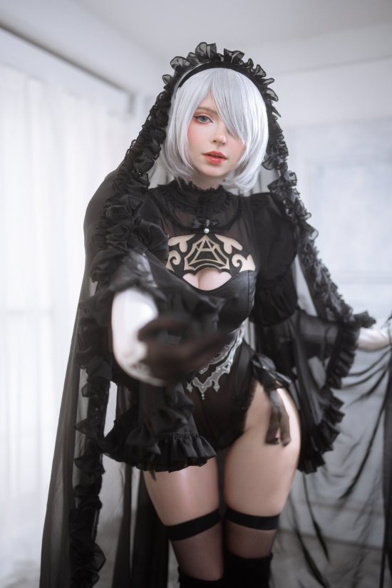艾什莉体模完美COS《尼尔》2B：性感身材引人注目令人赞叹