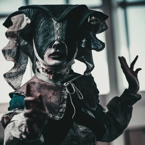 《博德之门3》惊艳修女COS 细节完美复刻 半边面容依旧魅力四射