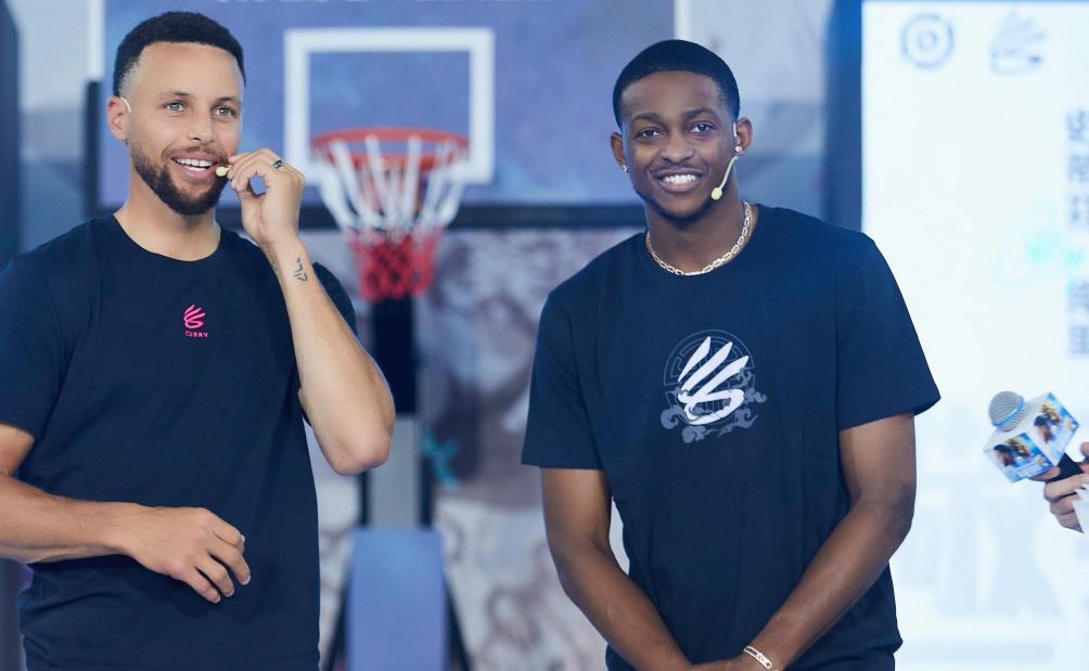 库里在中国之行中与《王者荣耀》携手合作，共同亮相成都