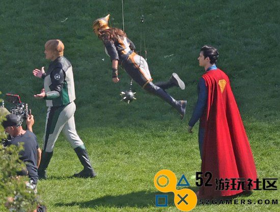 滚导版《超人》片场照公开：齐聚草地如同化装舞会