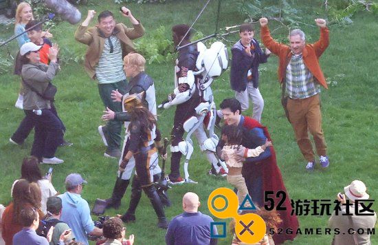 滚导版《超人》片场照公开：齐聚草地如同化装舞会