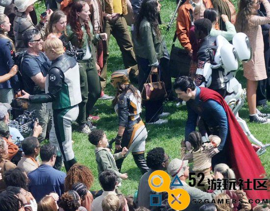 滚导版《超人》片场照公开：齐聚草地如同化装舞会